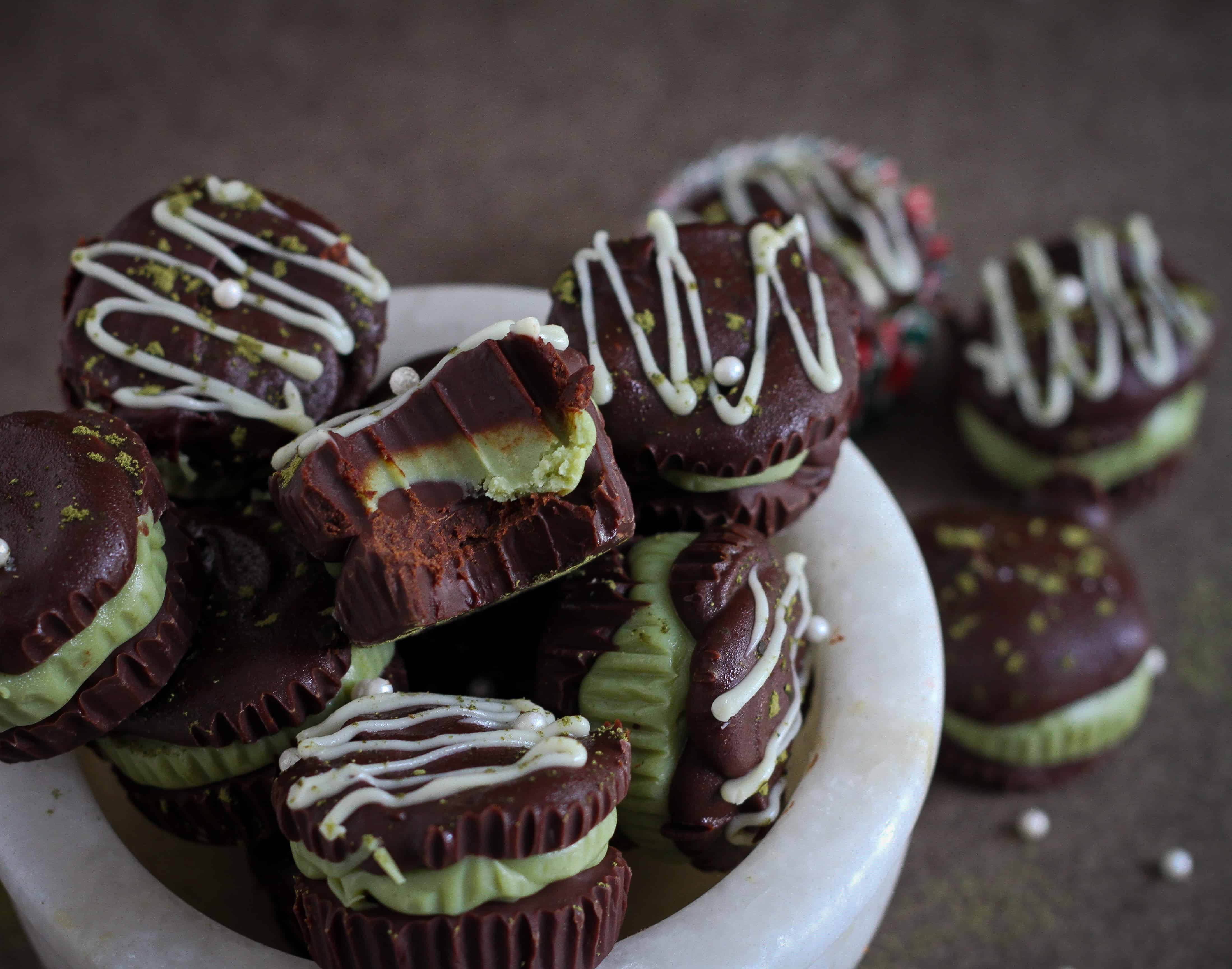 Peppermint Matcha Chocolate Cups dark chocolate, easy 5 ingredient recipe, no bake recipe, dessert, snack, candy, holiday recipe