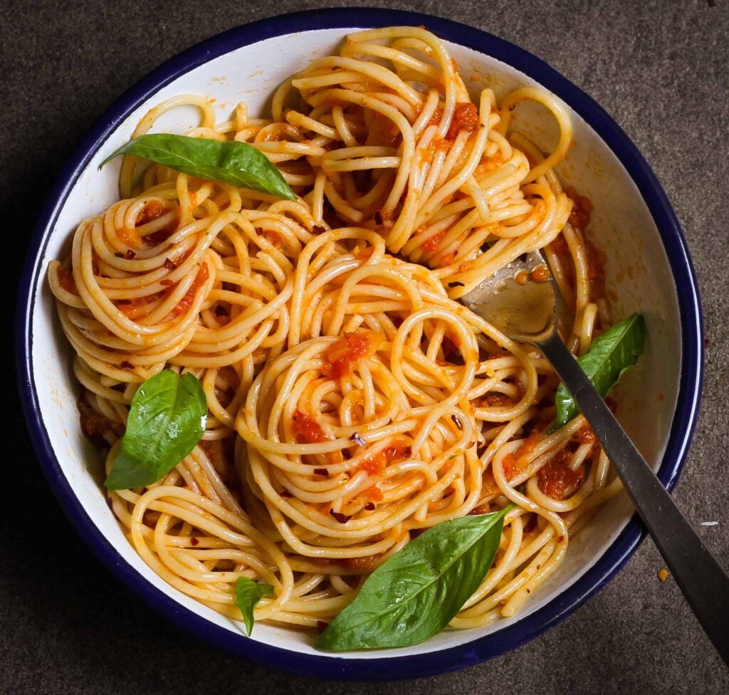 Simple Tomato Sauce with Spaghetti