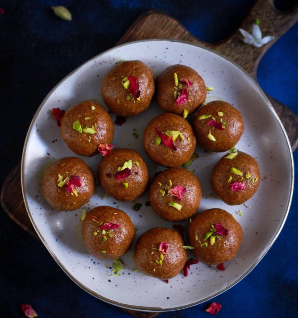 Besan Ladoo | Besan Laddu Indian Dessert