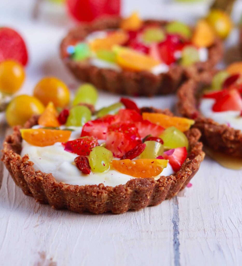 Breakfast Granola Tarts easy no bake healthy recipe vegetarian vegan friendly