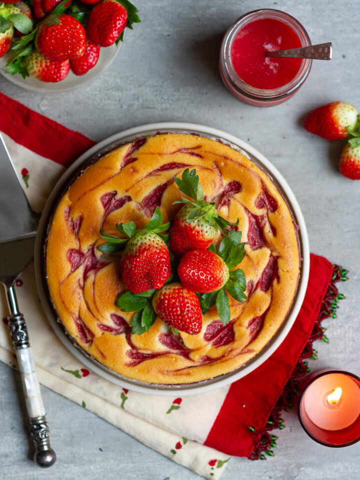 Strawberry Swirl Cheesecake | Baked strawberry cheesecake recipe
