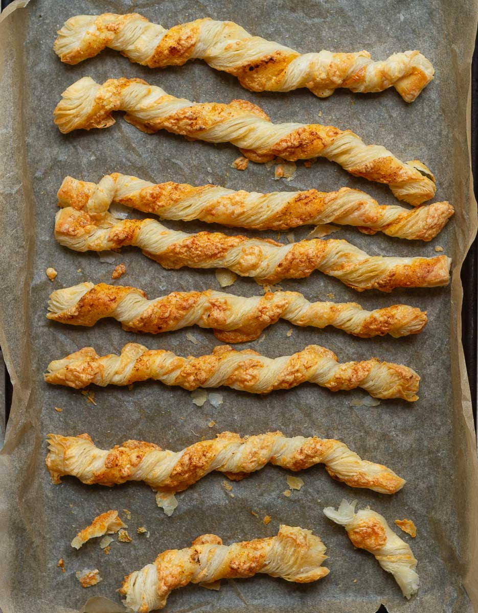 Baked cheese straws