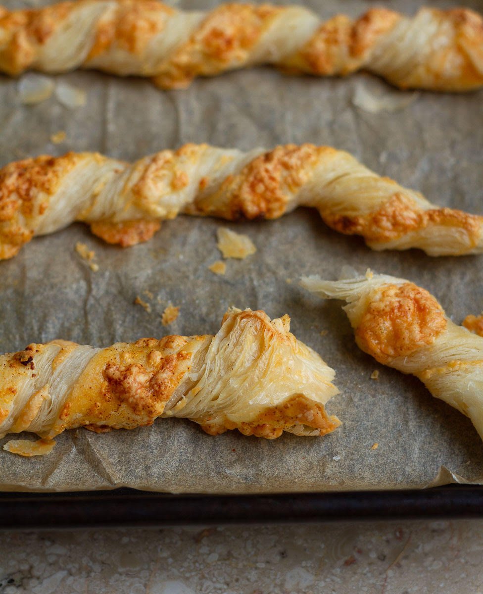 Easy & Quick Cheese Straws