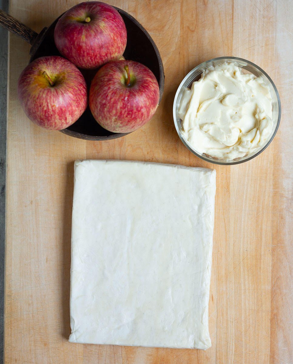 Ingredients for making apple puff pastry tart