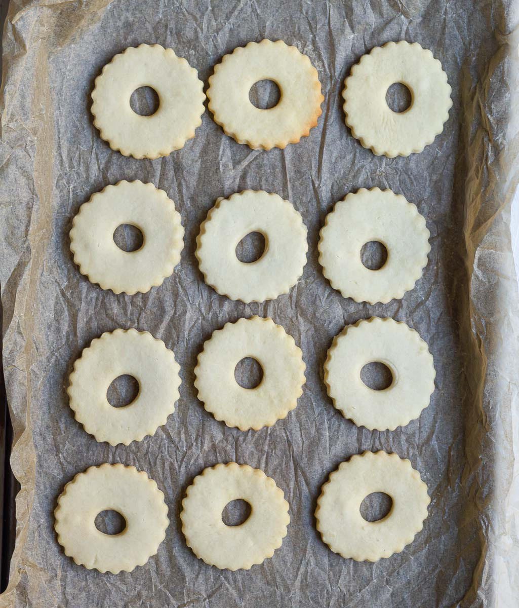 Baked wreath cookies