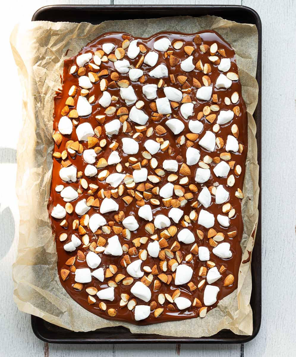 Scatter almonds and marshmallows on top and refrigerate