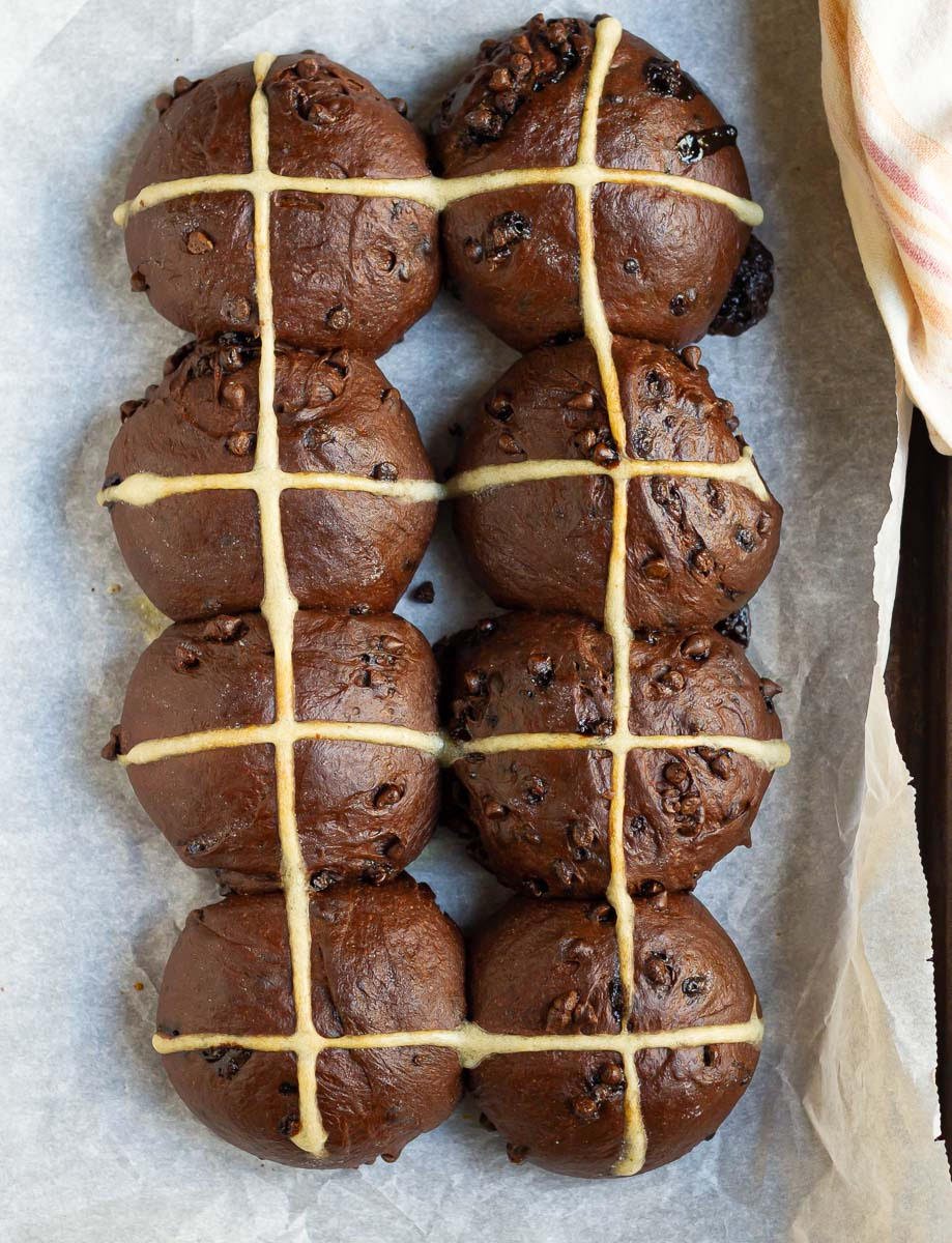 Baked chocolate hot cross buns