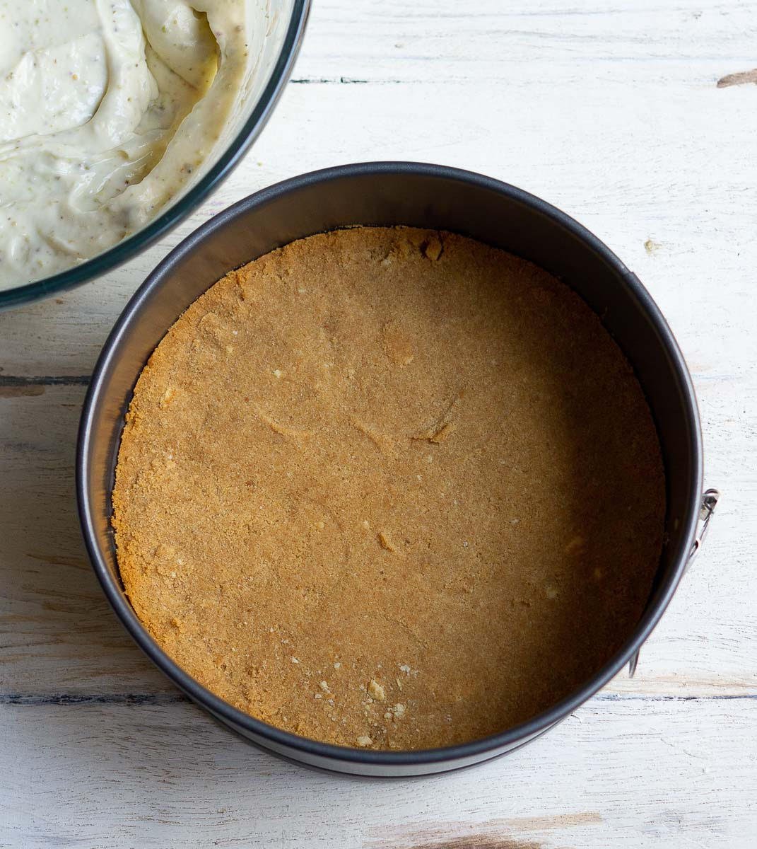 Baked biscuit crust and cheesecake filling