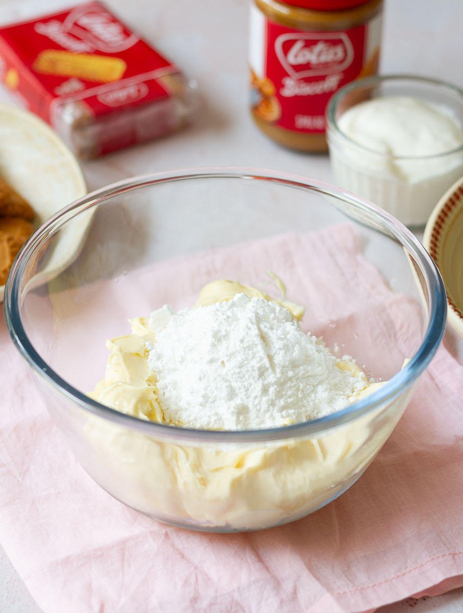 Whisking icing sugar with mascarpone cheese